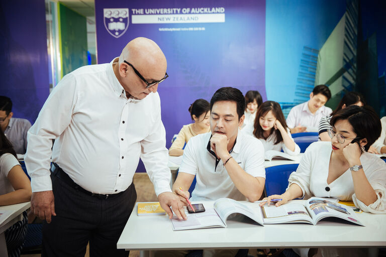 Giáo viên và học viên GLN